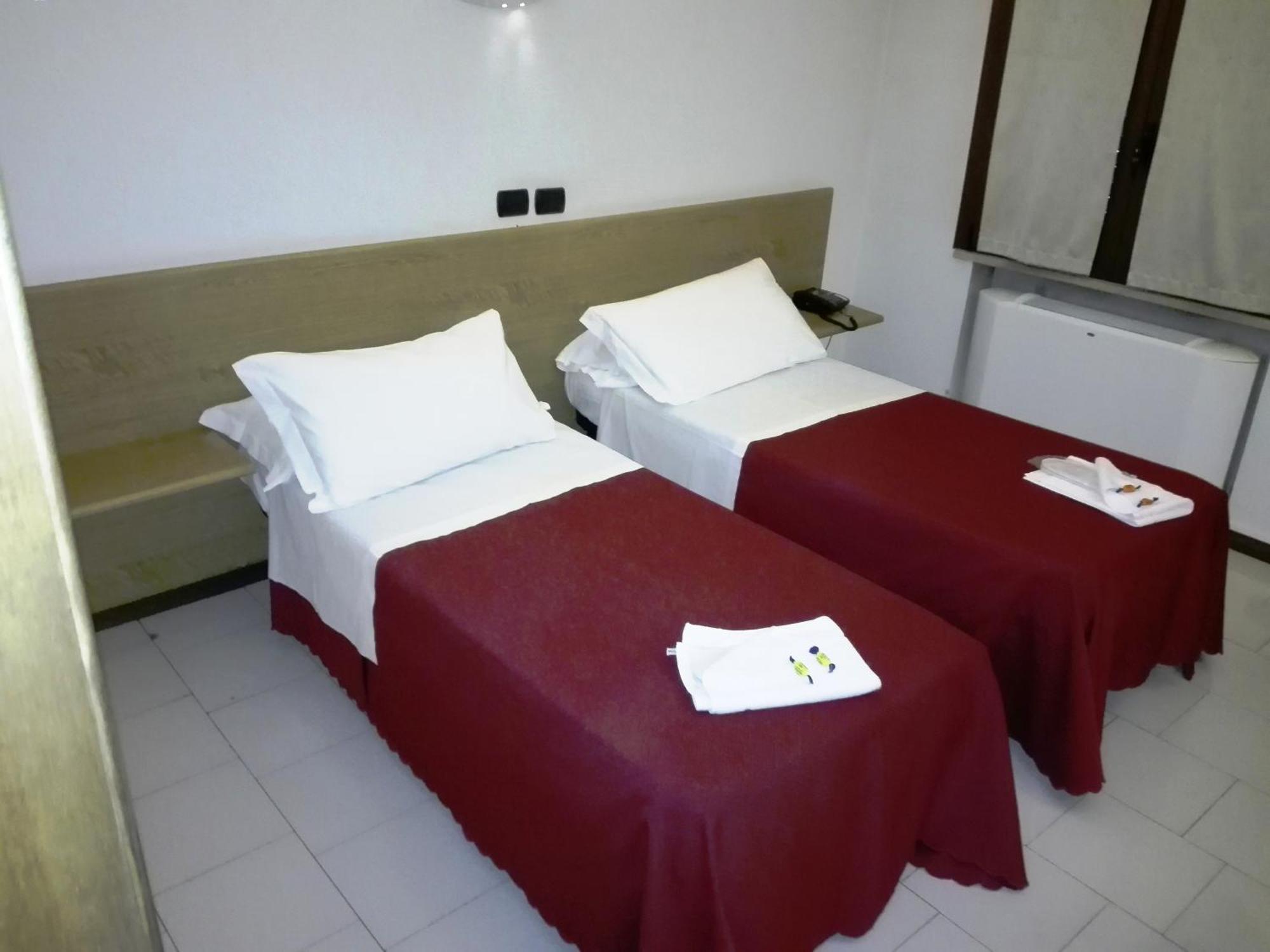 Hotel Motel Est Peschiera Borromeo Exterior foto